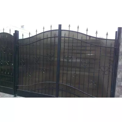Монтаж ворот из поликарбоната